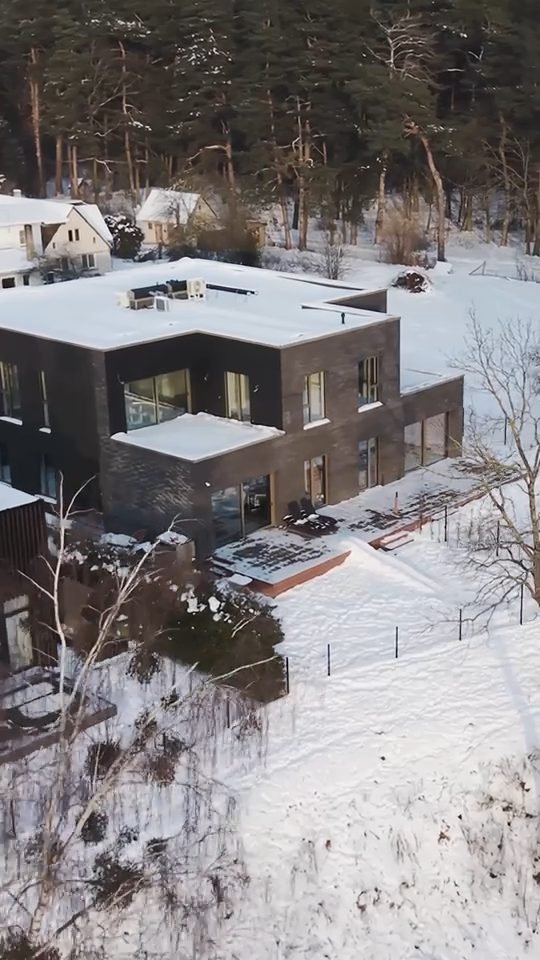 Modernus namas su panoraminiu vaizdu